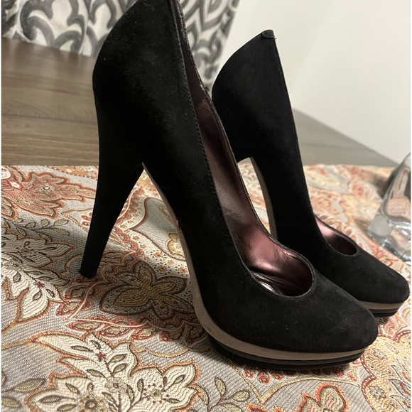 Black/Gray Suede Pumps - Picture 3 of 8